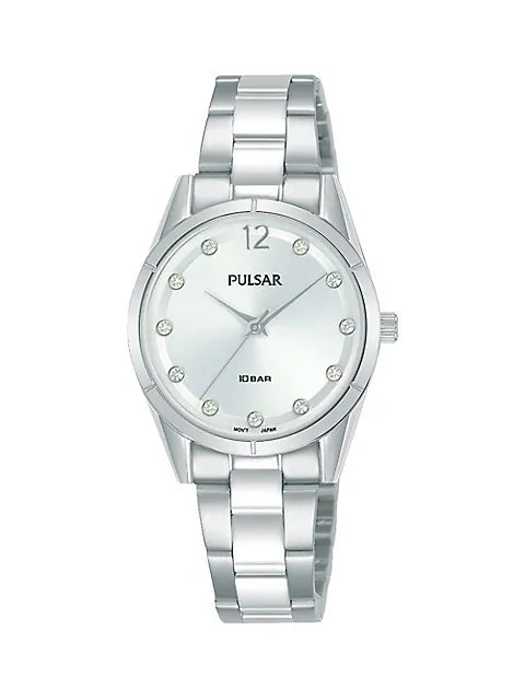 Réf : PH8503  Originaire du Japon, la maison horlogère Pulsar vous présente sa nouvelle montre pour femme dotée de cristaux Swarovski. Ce garde-temps habillera les poignets féminins les plus raffinés. Son boîtier, conçu en acier inoxydable, est de forme ronde. Il possède un diamètre de 28 millimètres : dimensions idéales pour les poignets féminins.  Un verre minéral surplombe le cadran afin de le protéger des rayures quotidiennes et de garantir un confort de lecture maximal. Etanche 10 ATM.