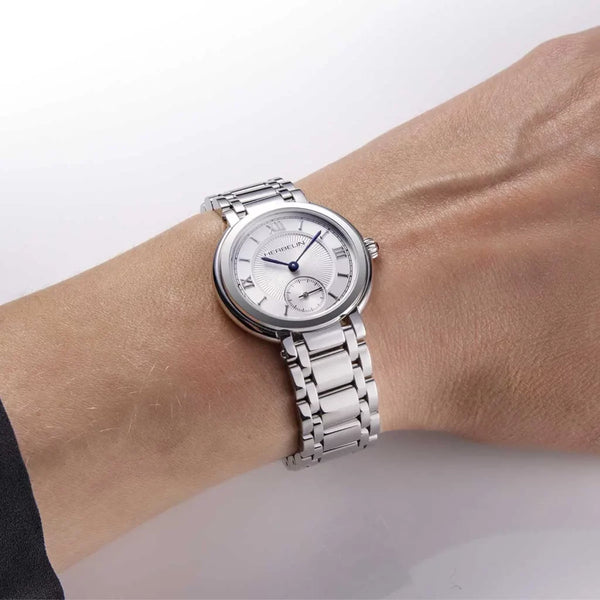 Réf : 10630B28  Galet, une collection féminine et élégante. Une véritable montre bijou en acier inoxydable qui habillera avec élégance les poignets des femmes. Le cadran argenté guilloché avec chiffres romains confère à Galet une touche délicate et raffinée. Cette montre est le fruit du savoir-faire horloger traditionnel français.