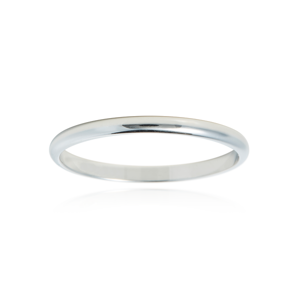 Alliance lisse bombée 2mm, en Or Blanc 18 Carats - 750/000.  L'alliance est plus qu'un simple bijou, il est la matérialisation physique d'un amour inconditionnel entre deux êtres.  Gravure possible   CARACTERISTIQUES :  Poids (gr) : 1.92 Largeur (mm) : 2.00 Matière : Or 18 Carats - 750/000 18619