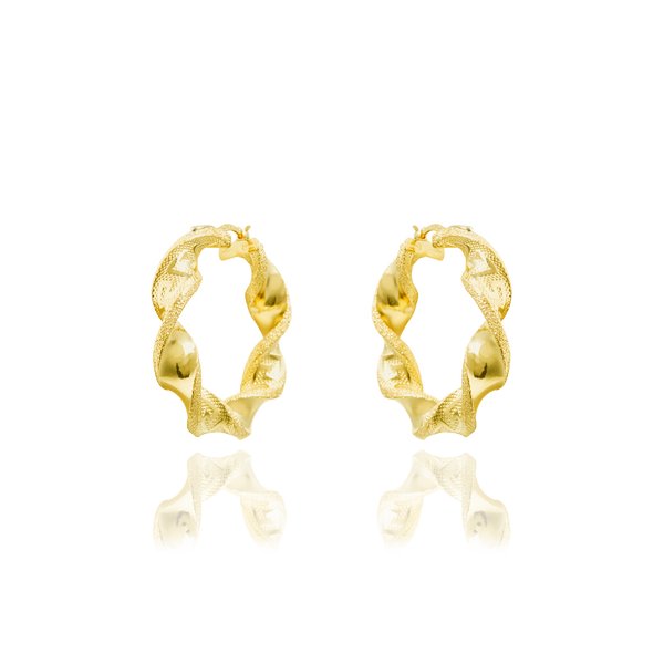 Boucles d'oreilles créoles torsadées, sablées et lisses avec des motifs grecs, en Or Jaune 18 Carats - 750/000.  Les créoles, véritables accessoires de mode intemporels, ajoutent une touche d'élégance à n'importe quelle tenue.  CARACTERISTIQUES :  Diamètre (cm) : 2.50 Epaisseur (mm) : 7.00 Poids (gr) : 7.28     Matière : Or 18 Carats - 750/000 18911