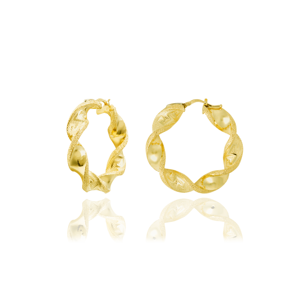 Boucles d'oreilles créoles torsadées, sablées et lisses avec des motifs grecs, en Or Jaune 18 Carats - 750/000.  Les créoles, véritables accessoires de mode intemporels, ajoutent une touche d'élégance à n'importe quelle tenue.  CARACTERISTIQUES :  Diamètre (cm) : 2.50 Epaisseur (mm) : 7.00 Poids (gr) : 7.28     Matière : Or 18 Carats - 750/000 18911