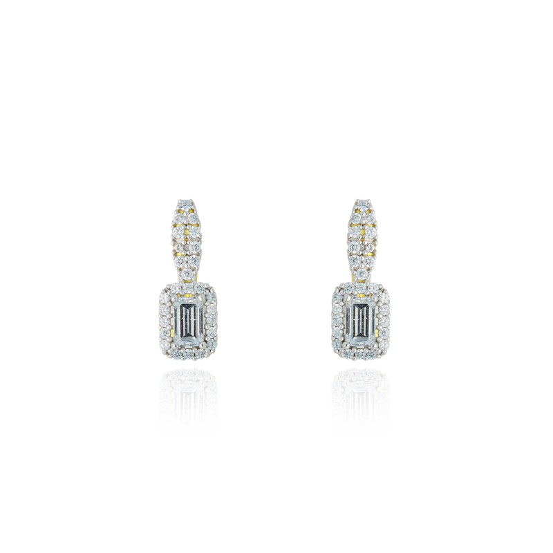 Boucles d'oreilles dormeuses , zirconium central de forme rectangulaire et serties de petits zirconiums, en Or Jaune et Or Blanc 18 Carats - 750/000.   Simples à arborer, les dormeuses sauront vous sublimer de jour comme de nuit.   CARACTERISTIQUES :  Hauteur x largeur (mm) : 16.4 x 6 Poids (gr) : 2.58     Matière : Or 18 Carats - 750/000. 18943