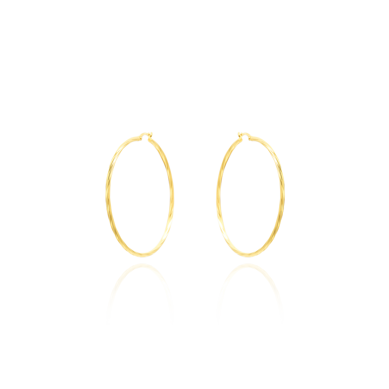 Boucles d'oreilles créoles torsadées en Or Jaune, 18 Carats - 750/000.  Les créoles, véritables accessoires de mode intemporels, ajoutent une touche d'élégance à n'importe quelle tenue.   CARACTERISTIQUES :  Epaisseur (mm) : 2.04 Poids en diamètre 5cm (gr) : 3.36 Matière : Or 18 Carats - 750/000 19554