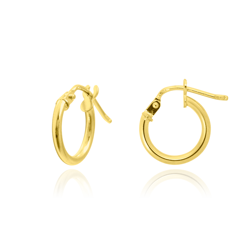 Boucles d'oreilles créoles lisses en Or Jaune, 18 Carats - 750/000.  Les créoles, véritables accessoires de mode intemporelles, ajoutent une touche d'élégance à n'importe quelle tenue.    CARACTERISTIQUES :  Epaisseur (mm) : 1.50 Poids en 1cm (gr) : 0.76     Poids en 2cm (gr) : 1.00 Matière : Or 18 Carats - 750/000 19624-19621