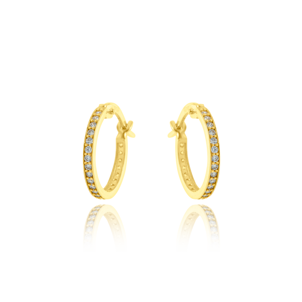 Boucles d'oreilles créoles serties de zirconiums, en Or Jaune 18 Carats - 750/000.   Les créoles, véritables accessoires de mode intemporels, ajoutent une touche d'élégance à n'importe quelle tenue.   CARACTERISTIQUES :  Diamètre (cm) : 1.40 Epaisseur (mm) : 1.70 Poids (gr) : 1.73     Matière : Or 18 Carats - 750/000 19575-19626