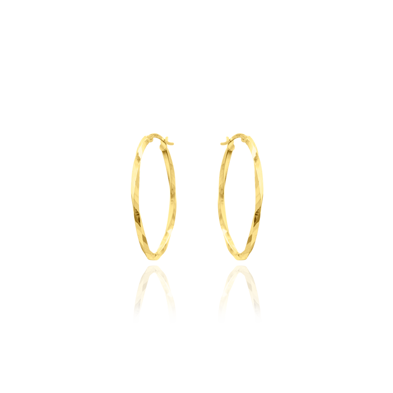 Boucles d'oreilles créoles ovales torsadées, d'un tube carrée de 2mm, en Or Jaune 18 Carats - 750/000.  Les créoles, véritables accessoires de mode intemporels, ajoutent une touche d'élégance à n'importe quelle tenue.   CARACTERISTIQUES :  Taille M (mm) : H 25.00 x l 17.00 Taille L (mm) : H 35.00 x l 20.00 Epaisseur (mm) : 2.16 Poids M (gr) : 1.82 Poids L (gr) : 2.55 Matière : Or 18 Carats - 750/000 19627-19626-20023