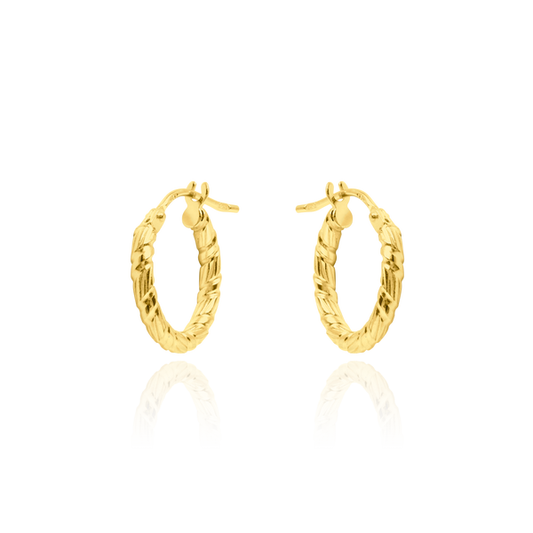 Boucles d'oreilles créoles torsadées et striées en Or Jaune, 18 Carats - 750/000.  Les créoles, véritables accessoires de mode intemporels, ajoutent une touche d'élégance à n'importe quelle tenue.   CARACTERISTIQUES :  Diamètre (cm) : 1.40 Epaisseur (mm) : 2.17 Poids (gr) : 1.06     Matière : Or 18 Carats - 750/000 19628 