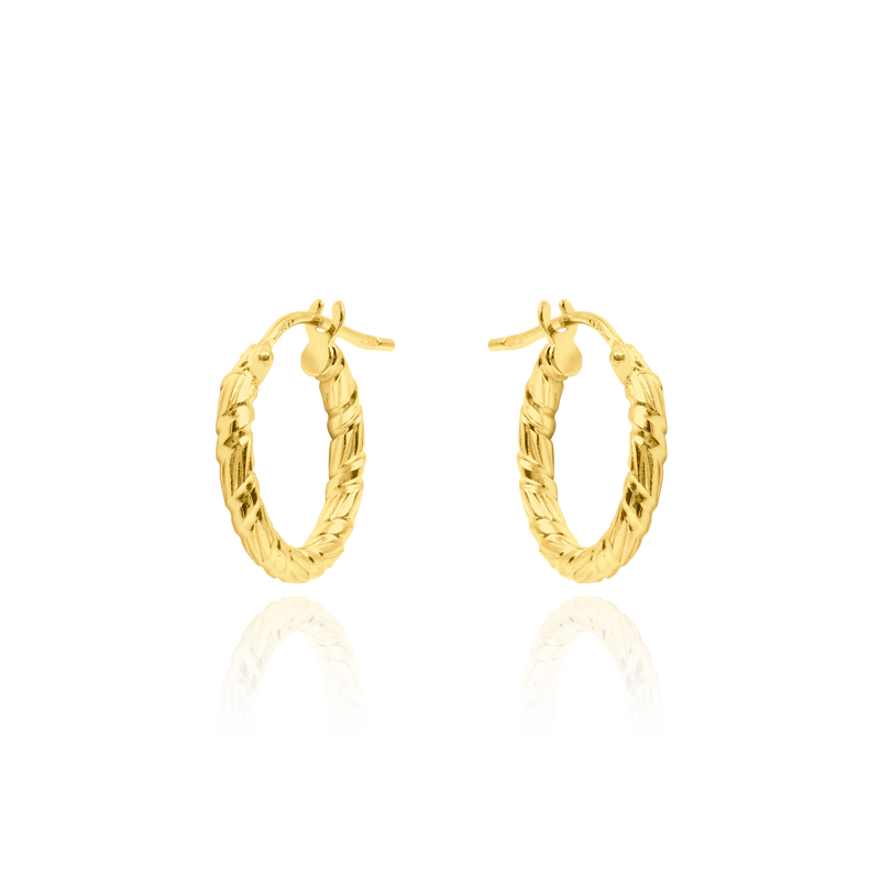 Boucles d'oreilles créoles torsadées et striées en Or Jaune, 18 Carats - 750/000.  Les créoles, véritables accessoires de mode intemporels, ajoutent une touche d'élégance à n'importe quelle tenue.   CARACTERISTIQUES :  Diamètre (cm) : 1.40 Epaisseur (mm) : 2.17 Poids (gr) : 1.06     Matière : Or 18 Carats - 750/000 19628 