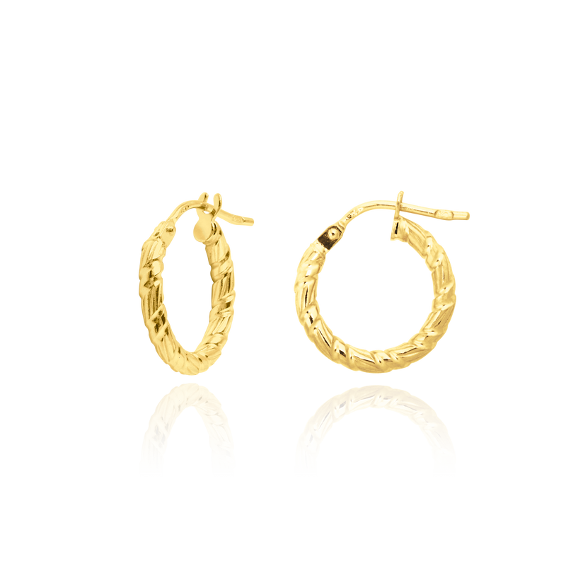 Boucles d'oreilles créoles torsadées et striées en Or Jaune, 18 Carats - 750/000.  Les créoles, véritables accessoires de mode intemporels, ajoutent une touche d'élégance à n'importe quelle tenue.   CARACTERISTIQUES :  Diamètre (cm) : 1.40 Epaisseur (mm) : 2.17 Poids (gr) : 1.06     Matière : Or 18 Carats - 750/000 19628 