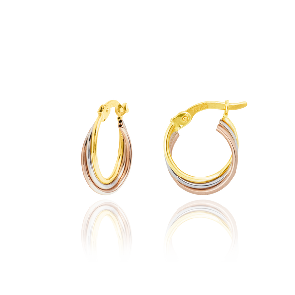 Boucles d'oreilles créoles 3 anneaux entrelacés en Or Jaune, Or Blanc et Or Rose, 18 Carats - 750/000.   Les créoles, véritables accessoires de mode intemporels, ajoutent une touche d'élégance à n'importe quelle tenue.   CARACTERISTIQUES :  Diamètre taille S (cm) : 1.20 Diamètre taille M (cm) : 1.35 Epaisseur (mm) : 3.00 Poids taille S (gr) : 1.45  Poids taille M (gr) : 1.60 Matière : Or 18 Carats - 750/000 20013 - 20014