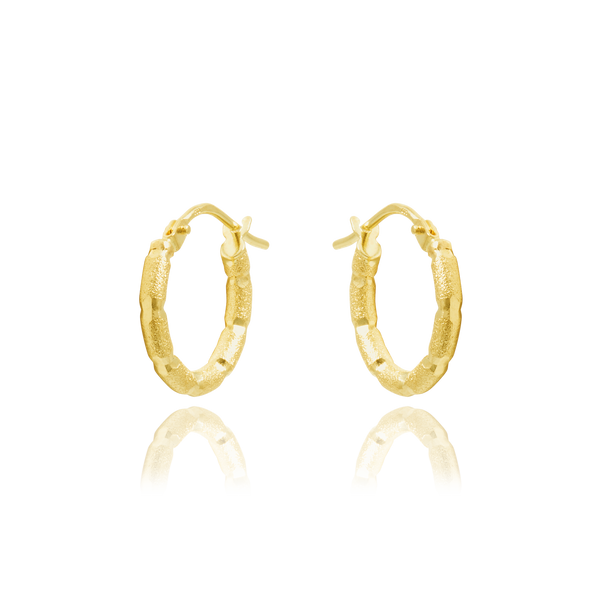 Boucles d'oreilles créoles bambous sablés, en Or Jaune 18 Carats - 750/000.  Les créoles, véritables accessoires de mode intemporels, ajoutent une touche d'élégance à n'importe quelle tenue.   CARACTERISTIQUES :  Diamètre (cm) : 1.00 Epaisseur (mm) : 2.00 Poids (gr) : 1.05     Matière : Or 18 Carats - 750/000 20018