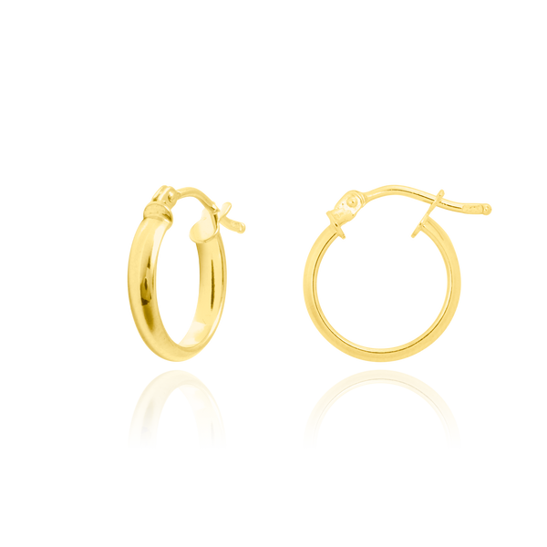 Boucles d'oreilles créoles lisses demi ronde en Or Jaune, 18 Carats - 750/000.  Les créoles, véritables accessoires de mode intemporels, ajoutent une touche d'élégance à n'importe quelle tenue.   CARACTERISTIQUES :  Diamètre (cm) : 1.30 Epaisseur (mm) : 2.50 Poids (gr) : 0.94     Matière : Or 18 Carats - 750/000 20020