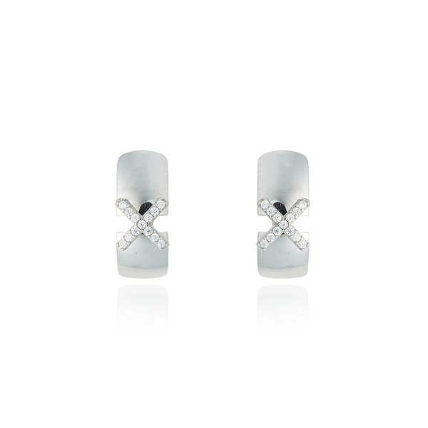 Boucles d'oreilles dormeuses , pavées de zirconiums en forme de croix, en Or Blanc 18 Carats - 750/000.   Simples à arborer, les dormeuses sauront vous sublimer de jour comme de nuit.   CARACTERISTIQUES :  Hauteur x largeur (mm) : 15.7 x 6.25 Poids (gr) : 3.47     Matière : Or 18 Carats - 750/000. 20028