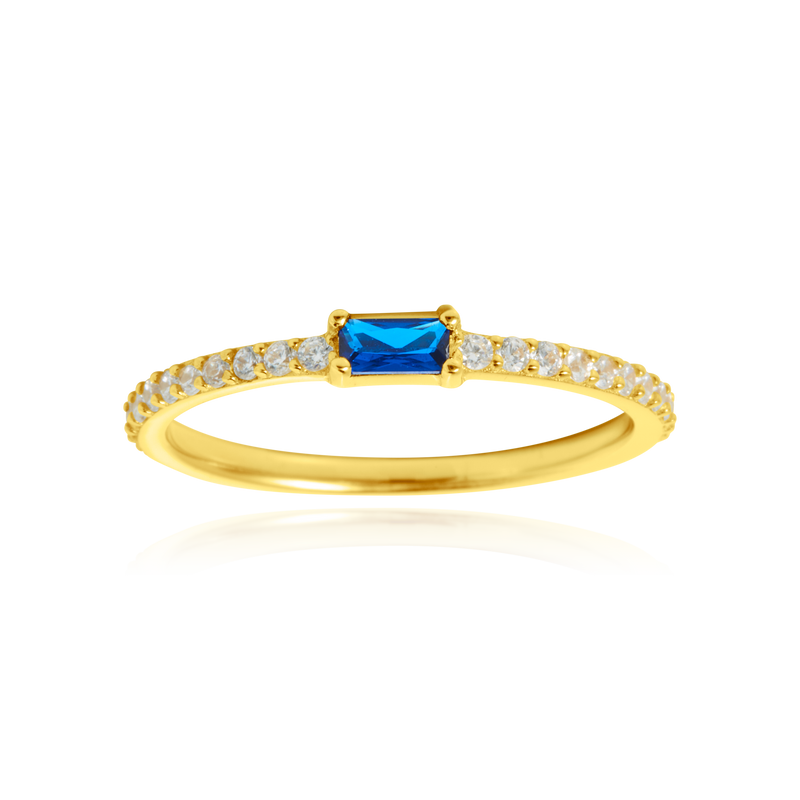 Bague sertie d'un zirconium baguette bleue, pavé de zirconiums, en Or Jaune 18 Carats - 750/000.  Cinq possibilités d'embellir vos doigts, portez une de nos bagues.   CARACTERISTIQUES :  Pierre centrale (mm) : 5.0 x 2.57 Epaisseur (mm) : 1.48 Poids Moyen (gr) : 1.58      Matière : Or 18 Carats - 750/000 20034