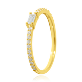 Bague sertie d'un zirconium baguette et pavée de zirconiums, en Or Jaune 18 Carats - 750/000.  Cinq possibilités d'embellir vos doigts, portez une de nos bagues.    CARACTERISTIQUES :  Pierre centrale (mm) : 5.00 x 2.57 Epaisseur (mm) : 1.52 Poids Moyen (gr) : 1.73      Matière : Or 18 Carats - 750/000 20036