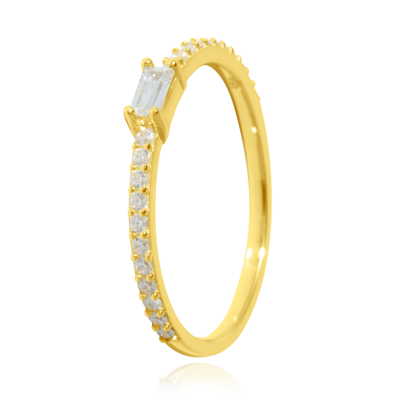 Bague sertie d'un zirconium baguette et pavée de zirconiums, en Or Jaune 18 Carats - 750/000.  Cinq possibilités d'embellir vos doigts, portez une de nos bagues.    CARACTERISTIQUES :  Pierre centrale (mm) : 5.00 x 2.57 Epaisseur (mm) : 1.52 Poids Moyen (gr) : 1.73      Matière : Or 18 Carats - 750/000 20036