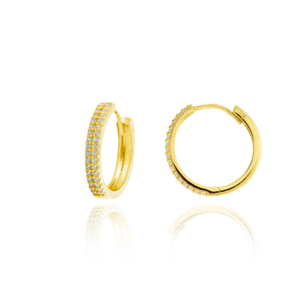 Boucles d'oreilles créoles pavées de deux rangées de zirconiums en Or Jaune, 18 Carats - 750/000.  Les créoles, véritables accessoires de mode intemporels, ajoutent une touche d'élégance à n'importe quelle tenue.    CARACTERISTIQUES :  Diamètre (cm) : 1.64 Epaisseur (mm) : 2.60 Poids (gr) : 2.80     Matière : Or 18 Carats - 750/000 20044