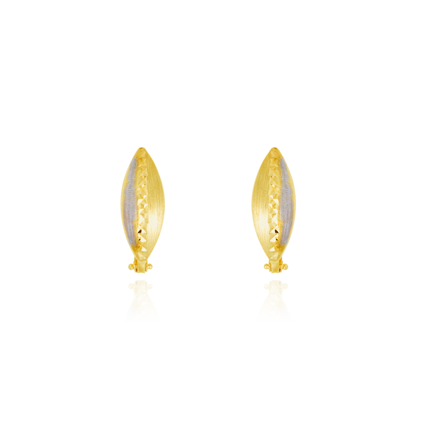 Boucles d'oreilles dormeuses sablées et diamantées, en forme de feuille, en Or Jaune et Or Blanc, 18 Carats - 750/000.   Simples à arborer, les dormeuses sauront vous sublimer de jour comme de nuit.   CARACTERISTIQUES :  Hauteur x largeur (mm) : 19.68 x 7.56 Poids (gr) : 2.53    Matière : Or 18 Carats - 750/000. 20053