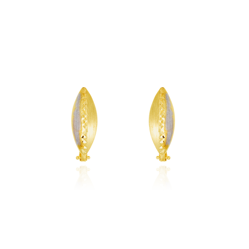 Boucles d'oreilles dormeuses sablées et diamantées, en forme de feuille, en Or Jaune et Or Blanc, 18 Carats - 750/000.   Simples à arborer, les dormeuses sauront vous sublimer de jour comme de nuit.   CARACTERISTIQUES :  Hauteur x largeur (mm) : 19.68 x 7.56 Poids (gr) : 2.53    Matière : Or 18 Carats - 750/000. 20053