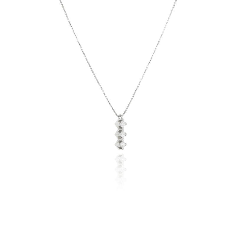 Collier orné de son pendentif serti de 3 diamants, monté sur une chaine forçat massive, en Or Blanc 18 Carats - 750/000.  Symbole d'amitié ou de séduction, chaînes et colliers n'ont qu'un but : sublimer votre cou.   CARACTERISTIQUES :   Longueur (cm) : 45.00 Largeur motif (mm) : 13.50    Nombre de diamants : 3    Carats des pierres (ct) : 0.27  Poids (gr) : 2.88 Matière : Or 18 Carats - 750/000 20092