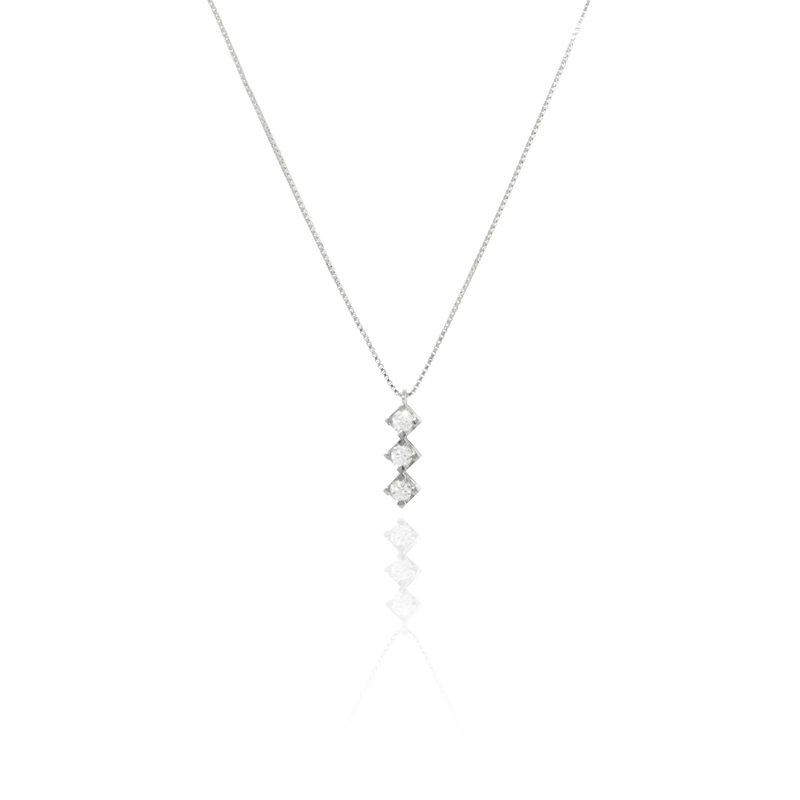 Collier orné de son pendentif serti de 3 diamants, monté sur une chaine forçat massive, en Or Blanc 18 Carats - 750/000.  Symbole d'amitié ou de séduction, chaînes et colliers n'ont qu'un but : sublimer votre cou.   CARACTERISTIQUES :   Longueur (cm) : 45.00 Largeur motif (mm) : 13.50    Nombre de diamants : 3    Carats des pierres (ct) : 0.27  Poids (gr) : 2.88 Matière : Or 18 Carats - 750/000 20092