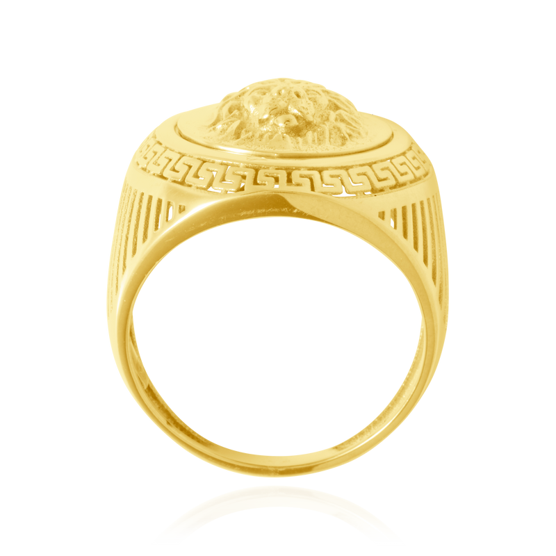 Chevalière ronde, montée d'une tête de Lion et ajourée d'un motif grec, en Or Jaune 18 Carats- 750/000.  La chevalière est le bijou indémodable qui a su traverser les époques pouvant se transmettre de père en fils.   CARACTERISTIQUES :  Motif central (mm) : 19.12 Epaisseur (mm) : 2.87 Poids (gr) : 6.07     Matière : Or 18 Carats - 750/000 20187 