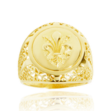 Chevalière ronde et dentelée, montée d'une Fleur de lys, en Or Jaune 18 Carats -750/000  La chevalière est le bijou indémodable qui a su traverser les époques pouvant se transmettre de père en fils.   CARACTERISITIQUES:   Largeur (mm) : 20.00 Poids (gr) : 5.50      Matière : Or 18 Carats - 750/000 20188