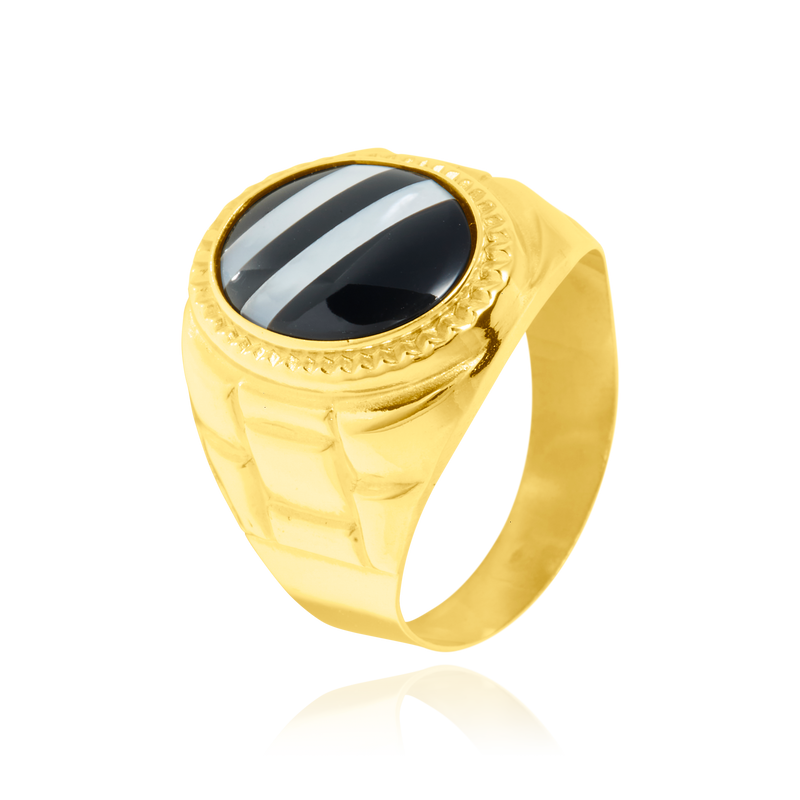 Chevalière ovale, sertie d'un onyx en forme de cabochon et de nacre, en Or Jaune 18 Carats- 750/000  La chevalière est le bijou indémodable qui a su traverser les époques pouvant se transmettre de père en fils.    CARACTERISTIQUES :  Motif central (mm) : 19.00 Epaisseur (mm) : 5.00 Poids (gr) : 6.60   Matière : Or 18 Carats - 750/000 20193 