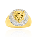 Chevalière ronde, montée d'une tête de Lion sur fond en nacre véritable et sertie de zirconiums, en Or Jaune 18 Carats- 750/000.  La chevalière est le bijou indémodable qui a su traverser les époques pouvant se transmettre de père en fils.    CARACTERISTIQUES :  Motif central (mm) : 16.68 Poids (gr) : 7.92       Matière : Or 18 Carats - 750/000 20197 