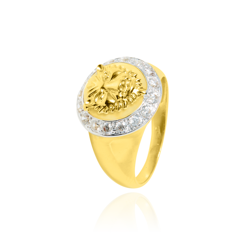 Chevalière ronde, montée d'une tête de Lion sur fond en nacre véritable et sertie de zirconiums, en Or Jaune 18 Carats- 750/000.  La chevalière est le bijou indémodable qui a su traverser les époques pouvant se transmettre de père en fils.    CARACTERISTIQUES :  Motif central (mm) : 16.68 Poids (gr) : 7.92       Matière : Or 18 Carats - 750/000 20197 