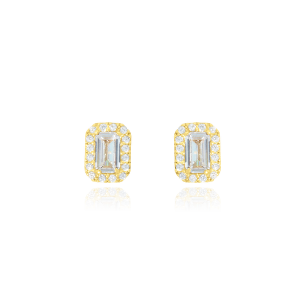 Boucles d'oreilles clous en forme de rectangles, serties d'un zirconium au centre et pavées de zirconiums tout autour, en Or Jaune 18 Carats - 750/000.  Offrir une boucle d'oreille c'est être sûr que le cadeau plaira.   CARACTERISTIQUES :  Dimensions H x l ( mm) : 7.40 x 5.70 Poids (gr) : 1.51       Matière : Or 18 Carats - 750/000 20213