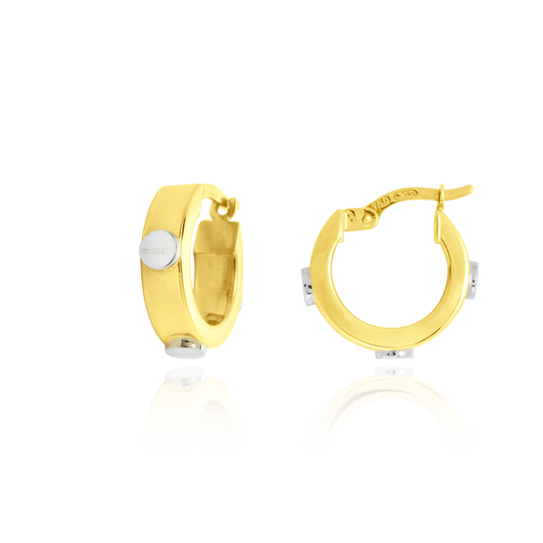 Boucles d'oreilles créoles tube carré serties de 3 vis, en Or Jaune et Or Blanc 18 Carats - 750/000.  Les créoles, véritables accessoires de mode intemporels, ajoutent une touche d'élégance à n'importe quelle tenue.    CARACTERISTIQUES :  Diamètre (cm) : 1.00 Epaisseur (mm) : 4.50 Poids (gr) : 3.28 Matière : Or 18 Carats - 750/000 20268