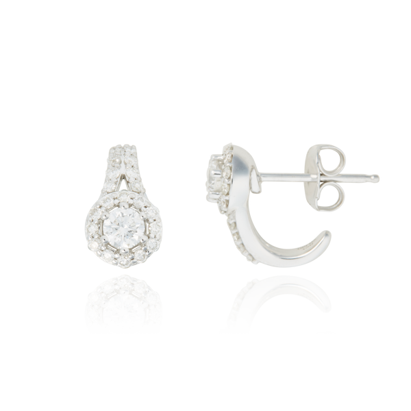 Boucles d'oreilles clous en forme de goutte, serties de diamants, en Or Blanc 18 Carats- 750/000.   Offrir une boucle d'oreille c'est être sûr que le cadeau plaira.   CARACTERISTIQUES :  Poids (gr) : 3.19 Nombre de diamant : 42 Carats : 0.67 Matière : Or 18 Carats - 750/000 20311