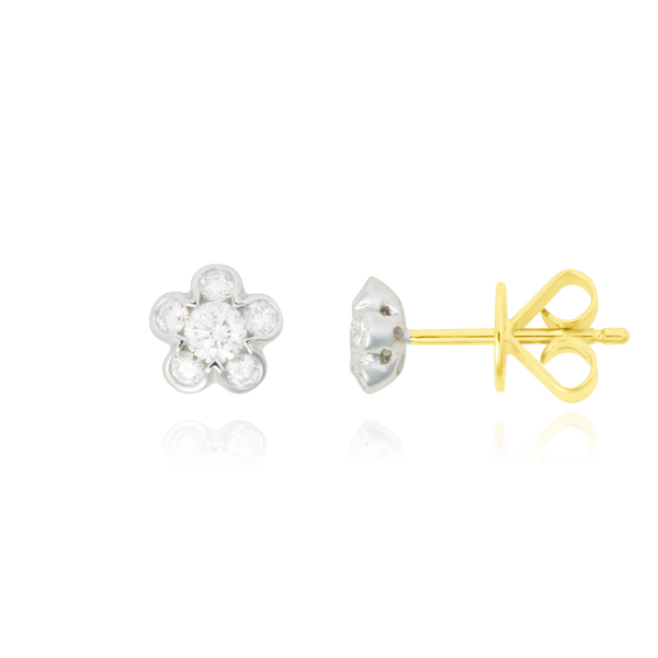 Boucles d'oreilles clous en forme de fleur, serties de diamants, en Or Jaune et Or Blanc 18 Carats- 750/000.  Offrir une boucle d'oreille c'est être sûr que le cadeau plaira.   CARACTERISTIQUES :  Poids (gr) : 1.62 Nombre de diamant : 12 Carats : 0.33 Matière : Or 18 Carats - 750/000 20312