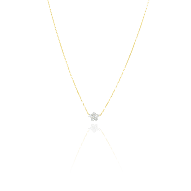 Collier Fleur sertie de diamants monté sur une chaine en Or Jaune et Or Blanc 18 Carats - 750/000.  Symbole d'amitié ou de séduction, chaînes et colliers n'ont qu'un but : sublimer votre cou.   CARACTERISTIQUES :   Longueur (cm) : 45.00 Largeur motif (mm) : 7.63      Nombre de diamants : 6    Carats : 0.33 Poids (gr) : 2.64 Matière : Or 18 Carats - 750/000 20313