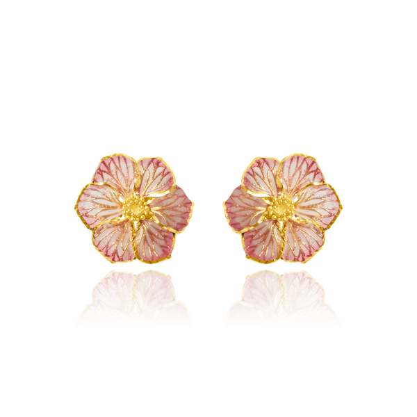 Boucles d'oreilles fleurs en émail rose, en Or Jaune 18 Carats - 750/000.  Offrir une boucle d'oreille c'est être sûr que le cadeau plaira.   CARACTERISTIQUES :  Poids (gr) : 2.26 Diamètre (mm) : 15.25 Matière : Or 18 Carats - 750/000 20358