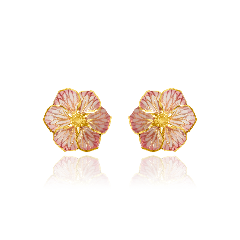 Boucles d'oreilles fleurs en émail rose, en Or Jaune 18 Carats - 750/000.  Offrir une boucle d'oreille c'est être sûr que le cadeau plaira.   CARACTERISTIQUES :  Poids (gr) : 2.26 Diamètre (mm) : 15.25 Matière : Or 18 Carats - 750/000 20358