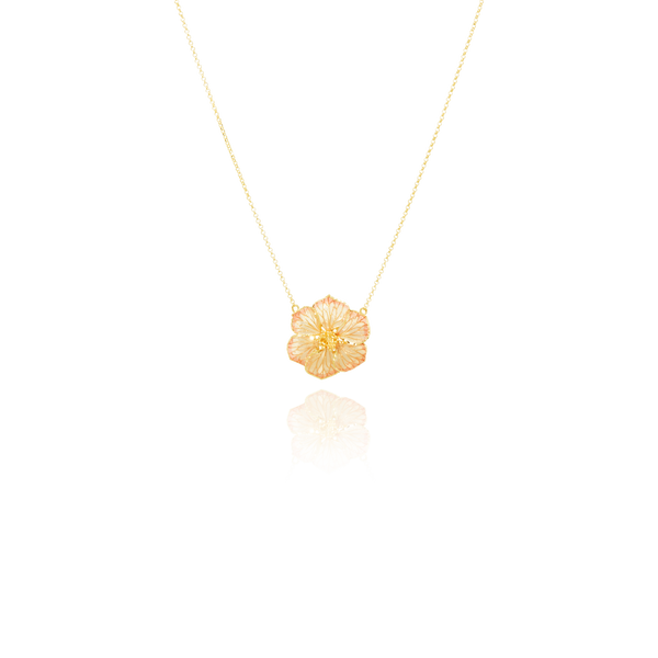 Collier Hibiscus en émail rose, monté sur une chaine forçat massive, en Or Jaune 18 Carats - 750/000.  Symbole d'amitié ou de séduction, chaînes et colliers n'ont qu'un but : sublimer votre cou.     CARACTERISTIQUES :  Longueur (cm) : 45.00                  Largeur motif (mm) : 19.22 Poids (gr) : 2.75 Matière : Or 18 Carats - 750/000 20361 