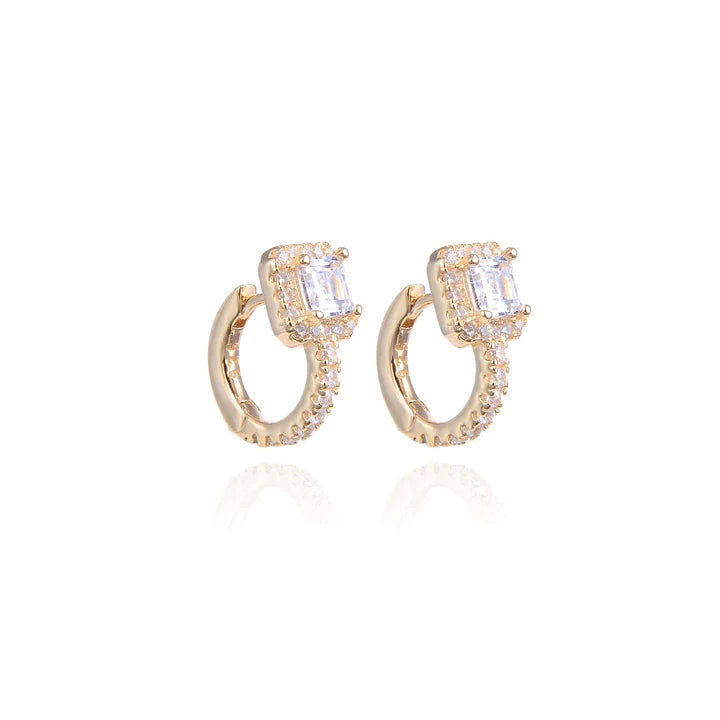 Boucles d'oreilles créoles avec un motif carré, rhodiées ou dorées, serties de zirconiums, en Argent - 925/000.  Les créoles, véritables accessoires de mode intemporels, ajoutent une touche d'élégance à n'importe quelle tenue.    CARACTERISTIQUES :  Poids (gr) : 2.57 Matière : Argent - 925/000  19068