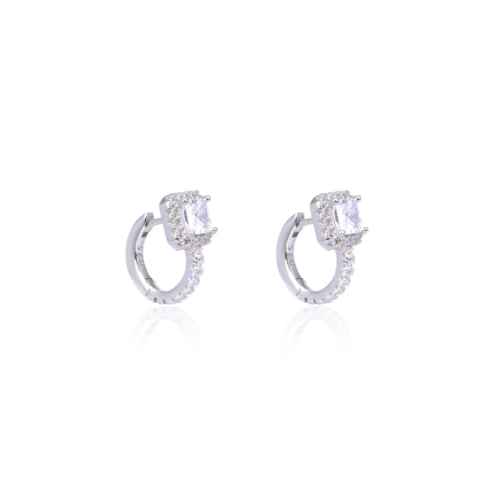 Boucles d'oreilles créoles avec un motif carré, rhodiées ou dorées, serties de zirconiums, en Argent - 925/000.  Les créoles, véritables accessoires de mode intemporels, ajoutent une touche d'élégance à n'importe quelle tenue.    CARACTERISTIQUES :  Poids (gr) : 2.57 Matière : Argent - 925/000  19068