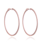 Boucles d'oreilles créoles rhodiées, dorées ou rosées, serties de zirconiums intérieur et extérieur, fermeture bouton pression, en Argent - 925/000.  Les créoles, véritables accessoires de mode intemporels, ajoutent une touche d'élégance à n'importe quelle tenue.   CARACTERISTIQUES :  Poids (gr) : 10.60 Diamètre (cm) : 4.50 Matière : Argent - 925/000  18864