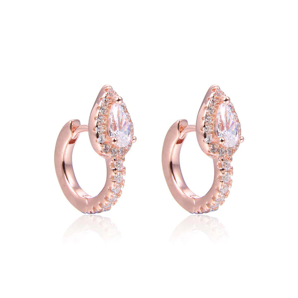 Boucles d'oreilles créoles avec son motif poire, rhodiées, rosées ou dorées, serties de zirconiums, en Argent - 925/000.  Les créoles, véritables accessoires de mode intemporels, ajoutent une touche d'élégance à n'importe quelle tenue.  CARACTERISTIQUES :  Poids (gr) : 2.27 Matière : Argent - 925/000  19021