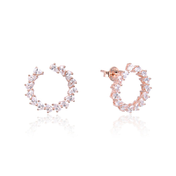 Boucles d'oreilles clous tourbillon, rhodiées ou rosées, serties de zirconiums, en Argent - 925/1000  Les créoles, véritables accessoires de mode intemporels, ajoutent une touche d'élégance à n'importe quelle tenue.   CARACTERISTIQUES :  Poids (gr) : 3.10 Matière : Argent - 925/000  19926