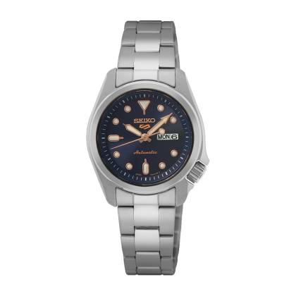  Réf : SRE003K1  La collection Seiko 5 est destinée aux femmes à la recherche d'une montre automatique de caractère. La montre SRE003K1 Mini Boy remplit parfaitement ce rôle, en intégrant toute la qualité de la manufacture Seiko et un look sport- chic. Ce modèle est animé par un mouvement automatique 3 aiguilles.  CARACTERISTIQUES :   Calibre : 2R06 Mouvement : Automatique Boîtier/lunette : Matière Acier inoxydable Etanchéité : 10 ATM Garantie : 2 ans constructeur (internationale)