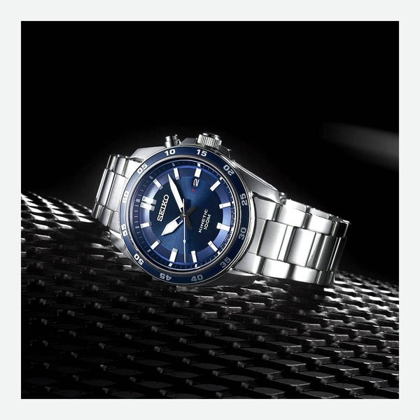 Réf : SKA783P1  Abritant un mouvement KINETIC breveté Seiko d'une précision redoutable, son fond bleu foncé s'anime grâce aux larges index en Lumibrite qui vous permettent d'une lecture optimale de l'heure.  CARACTERISTIQUES :   Calibre : 5M82 Aiguilles : Spécificité Lumibrite Boîtier/Lunette : Matière Acier inoxydable, revêtement titane carboné Verre : Matière Hardlex (verre minéral trempé) Étanchéité : 10 ATM Garantie : 2 ans constructeur (internationale)