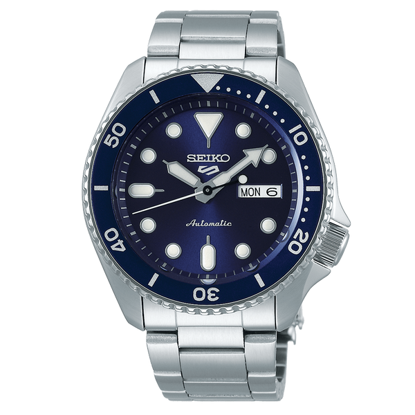 Réf : SRPD51K1  Exprimez votre style sportif avec cette montre automatique Seiko 5 Sports. Le cadran, bleu, tout comme la lunette, accueille un guichet jour date à 3h ainsi que le tout nouveau logo Seiko 5 à 12h. Ce garde-temps est animé par un mouvement automatique que vous pourrez admirez à travers le fond de boîte vissé et transparent.  CARACTERISTIQUES :   Calibre : 4R36 Index/Aiguilles :  Spécificité Lumibrite Boîtier/Lunette : Matière Acier inoxydable Étanchéité10 bar Garantie : 2 ans mécanisme