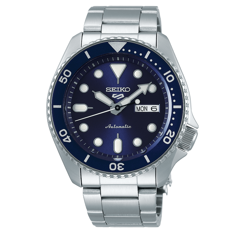 Réf : SRPD51K1  Exprimez votre style sportif avec cette montre automatique Seiko 5 Sports. Le cadran, bleu, tout comme la lunette, accueille un guichet jour date à 3h ainsi que le tout nouveau logo Seiko 5 à 12h. Ce garde-temps est animé par un mouvement automatique que vous pourrez admirez à travers le fond de boîte vissé et transparent.  CARACTERISTIQUES :   Calibre : 4R36 Index/Aiguilles :  Spécificité Lumibrite Boîtier/Lunette : Matière Acier inoxydable Étanchéité10 bar Garantie : 2 ans mécanisme