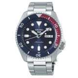 Réf : SRPD53K1  Cette montre automatique fait partie des versions les plus sportives de la nouvelle collection Seiko 5. Complètement en acier inoxydable, ce garde-temps est équipée d'une lunette graduée bleu et rouge. Son cadran bleu est marqué du nouveau logo 5 à 12 heures.   CARACTERISTIQUES :   Calibre : 4R36 Index/Aiguilles : Spécificité Lumibrite Boîtier/Lunette : Matière Acier inoxydable Étanchéité : 10 ATM Garantie : 2 ans constructeur (internationale)