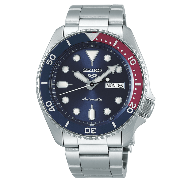 Réf : SRPD53K1  Cette montre automatique fait partie des versions les plus sportives de la nouvelle collection Seiko 5. Complètement en acier inoxydable, ce garde-temps est équipée d'une lunette graduée bleu et rouge. Son cadran bleu est marqué du nouveau logo 5 à 12 heures.   CARACTERISTIQUES :   Calibre : 4R36 Index/Aiguilles : Spécificité Lumibrite Boîtier/Lunette : Matière Acier inoxydable Étanchéité : 10 ATM Garantie : 2 ans constructeur (internationale)