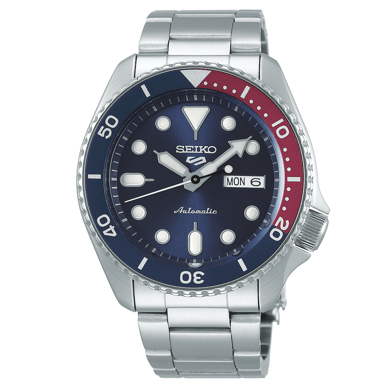 Réf : SRPD53K1  Cette montre automatique fait partie des versions les plus sportives de la nouvelle collection Seiko 5. Complètement en acier inoxydable, ce garde-temps est équipée d'une lunette graduée bleu et rouge. Son cadran bleu est marqué du nouveau logo 5 à 12 heures.   CARACTERISTIQUES :   Calibre : 4R36 Index/Aiguilles : Spécificité Lumibrite Boîtier/Lunette : Matière Acier inoxydable Étanchéité : 10 ATM Garantie : 2 ans constructeur (internationale)